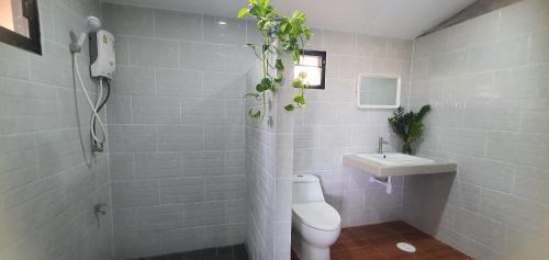 Prachuap Khiri Khan House | A small house next to the canal