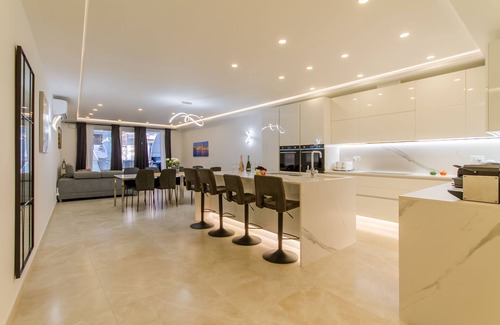 Qawra Apartment | A Spacious & Modern Apart by the sea, Qawra - Saint Paul's Bay, Malta