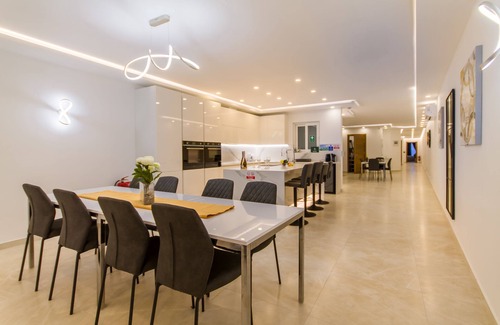 Qawra Apartment | A Spacious & Modern Apart by the sea, Qawra - Saint Paul's Bay, Malta