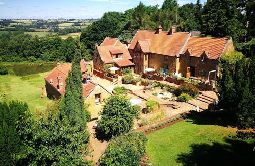 Sibford Gower Cottage | A spacious and luxurious retreat for couples near Great Tew