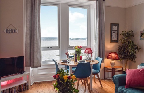 Helensburgh Cottage | A spacious apartment with stunning views over Gare Loch.