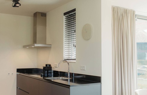 Heeg House | A spacious detached Watervilla on the outside of the park