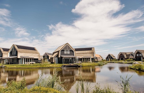 Heeg House | A spacious detached Watervilla on the outside of the park