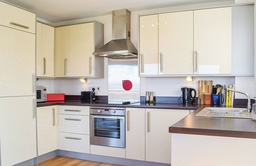 Crynant Cottage | A stone’s throw from the beach.