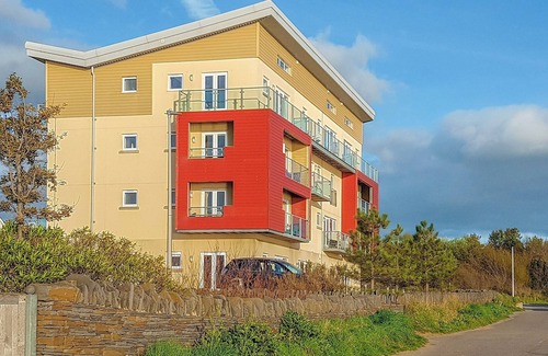 Crynant Cottage | A stone’s throw from the beach.