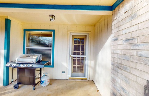 Azle House | A Stroll to the Lake