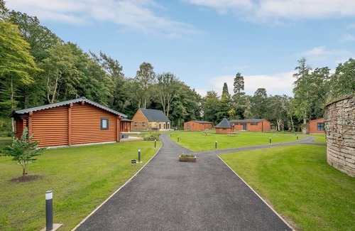 Annbank Ski Chalet | A stunning lodge with a centre lounge.