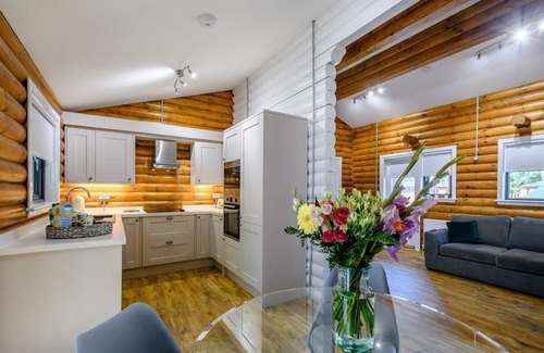 Annbank Ski Chalet | A stunning lodge with a centre lounge.