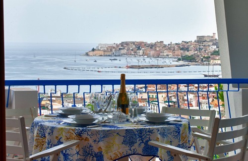 Gaeta Apartment | A terrace overlooking the gulf. Stylishly furnished apartment for relaxing days.