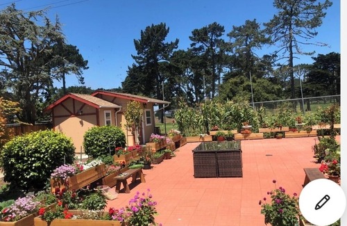 Broadmoor House | A totally separated beautiful golf⛳️course view small house in the back yard