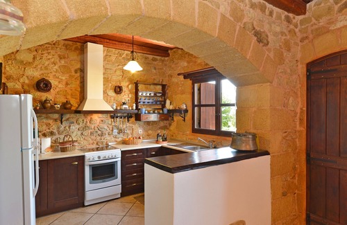 Xirokampi Villa | A traditional villa with marvellous sea and mountain view