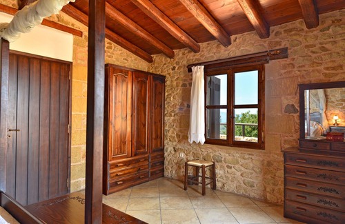 Xirokampi Villa | A traditional villa with marvellous sea and mountain view
