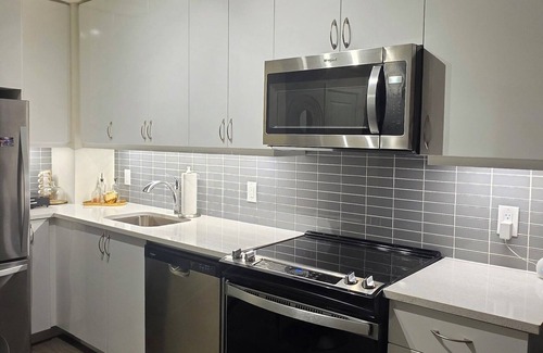 Humber Bay Condo | A True Urban Oasis by the Water! A luxury stay at this Highrise condo.