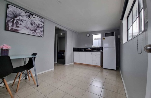 Hastings Apartment | A two-bedrooms guest house in the city!