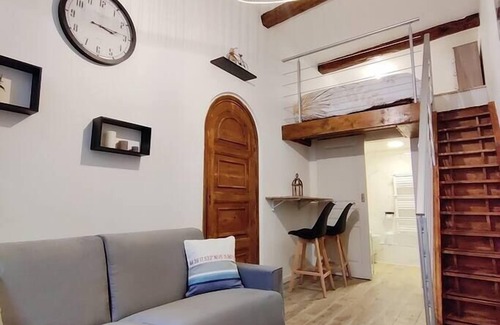Quartier du Port Apartment | A-typical studio, heart of the Port area/Nice, AC