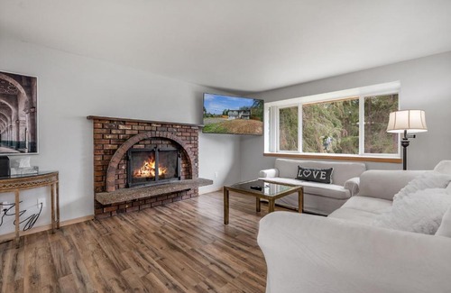 Silver Lake Villa | A very large 2 level 4 Beds 2 Baths Entire House