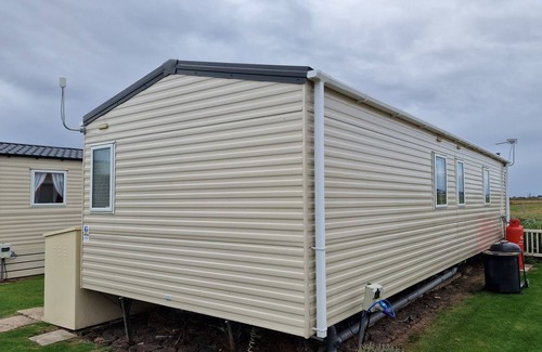Seasalter House | A View Over the Field - Sandy Way (D/F)