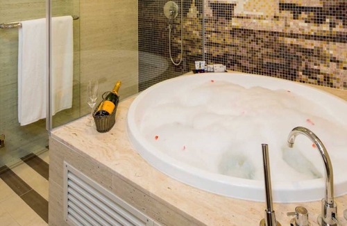 Queenstown Apartment | A view To kill - Self contained Suite room with kitchenett and bathroom