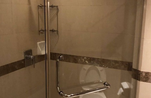 Queenstown Apartment | A view To kill - Self contained Suite room with kitchenett and bathroom