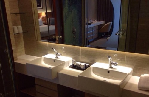 Queenstown Apartment | A view To kill - Self contained Suite room with kitchenett and bathroom