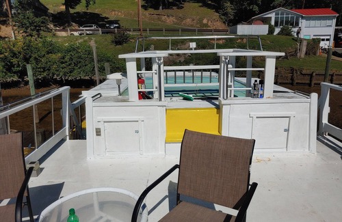 Ampthill Boat Rental | A Warm and Cozy 50' Houseboat in gated, quaint and peaceful marina near the city