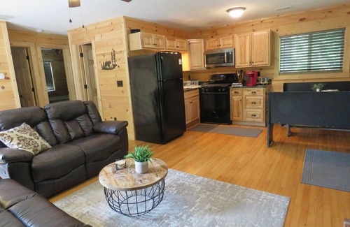 Broadway Cabin | A WELL-APPOINTED CABIN, RURAL RELAXATION, FIREPIT!