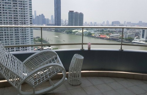 Bang Lamphu Lang Condo | A world-class luxurious condo, standing majestically along the Chao Phraya River