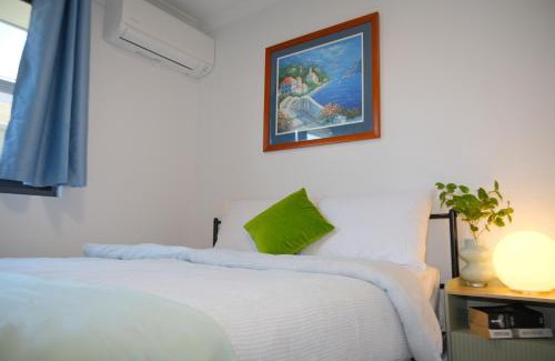 Belmont House | A2 Airport 2BR Haven - Garden & Parking