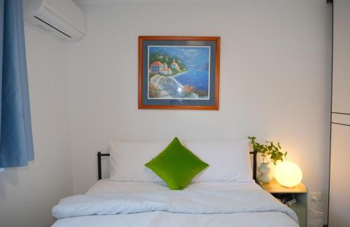 Belmont House | A2 Airport 2BR Haven - Garden & Parking