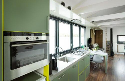 Gouwsluis Boat Rental | Aangenaam op de Rijn, woonboot, inclusief privé sauna