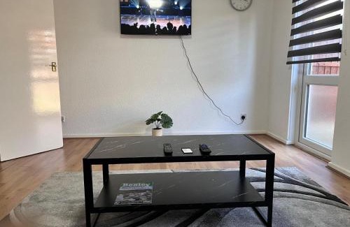 Thamesmead East Apartment | Abbey Wood Serviced Apartment 3BRH Free Wi-Fi Parking Tea and Coffee