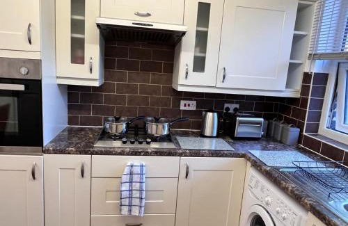 Thamesmead East Apartment | Abbey Wood Serviced Apartment 3BRH Free Wi-Fi Parking Tea and Coffee