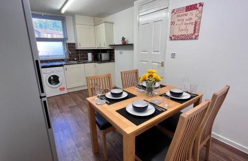 Thamesmead East Apartment | Abbey Wood Serviced Apartment 3BRH Free Wi-Fi Parking Tea and Coffee
