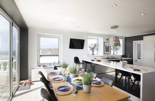 Folkestone House | Abbots Cliff House by Bloom Stays - sleeps 10 guests in 5 bedrooms