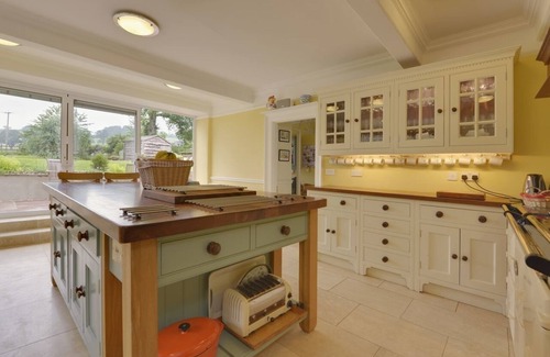 Honiton Cottage | ABBOTS MANOR, pet friendly, luxury holiday cottage in Combe Raleigh
