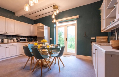 Machynlleth House | Aberhiriaeth Hall - Five Bedroom House, Sleeps 12