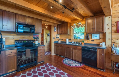 Old Fort Cabin | Above the Clouds | Log Cabin, Hot Tub & Views!