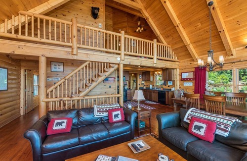 Old Fort Cabin | Above the Clouds | Log Cabin, Hot Tub & Views!