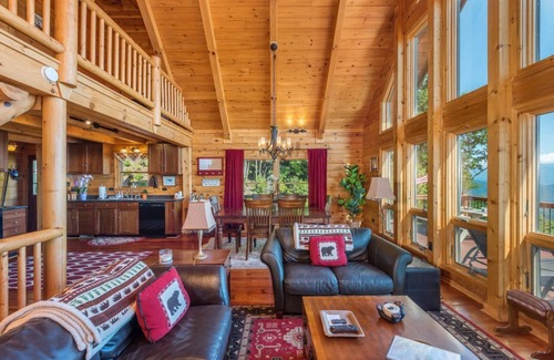 Old Fort Cabin | Above the Clouds | Log Cabin, Hot Tub & Views!