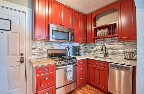 Newberg Apartment | Above the downtown scene stay at the Yamhill Flats: Suite 4