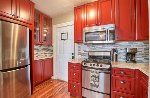 Newberg Apartment | Above the downtown scene stay at the Yamhill Flats: Suite 4