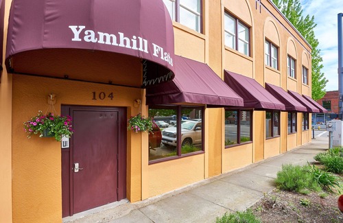 Newberg Apartment | Above the downtown scene stay at the Yamhill Flats: Suite 4