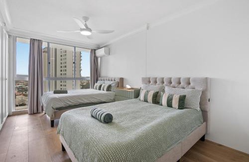Surfers Paradise Apartment | Absolute Beach Front