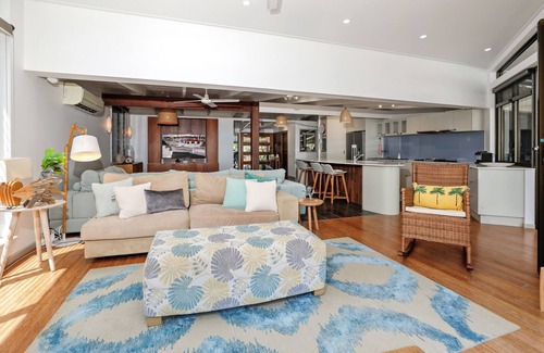 Holloways Beach House | Absolute Beachfront House with Private Pool