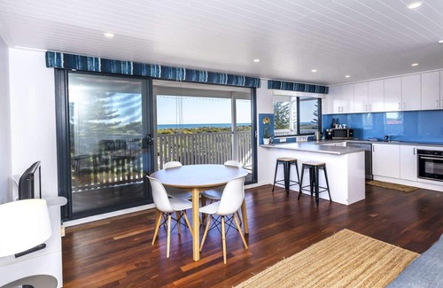 Singleton House | Absolute Beachfront! 2 Storey Beach House! 4 Bedrooms, 2 Kitchens. Pet friendly!