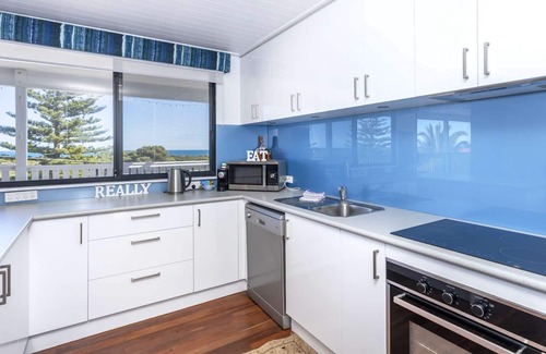 Singleton Apartment | Absolute beachfront! Newly renovated Hamptons style. PET FRIENDLY & free WIFI!