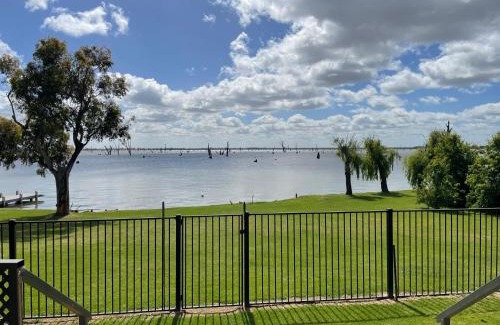 Yarrawonga House | Absolute Waterfront at Woodlands