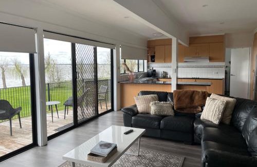 Yarrawonga House | Absolute Waterfront at Woodlands