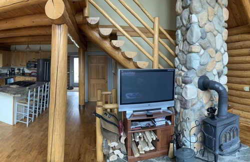 Locke Mills Ski Chalet | Abundant Light with Hot Tub, King Bed, and Wood stove-18 Minutes to Sunday River