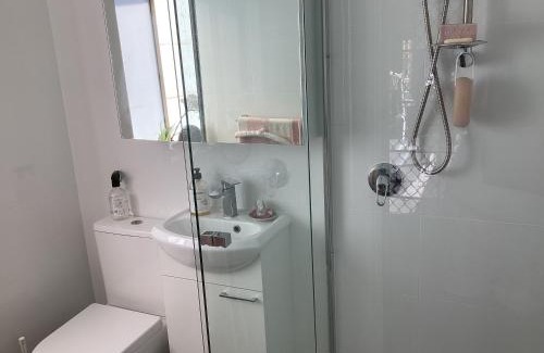 Warnbro Apartment | AC 1 Bed Studio Apartment 25+ Non Smokers